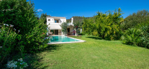 Elegante villa con piscina a Is Molas