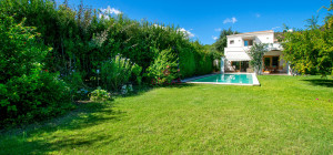 Elegante villa con piscina a Is Molas