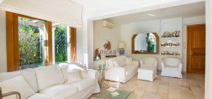 Elegante villa con piscina a Is Molas