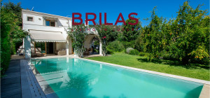 Elegante villa con piscina a Is Molas