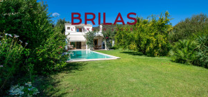 Elegante villa con piscina a Is Molas