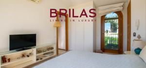 Elegante villa con piscina a Is Molas