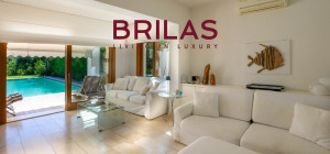 Elegante villa con piscina a Is Molas