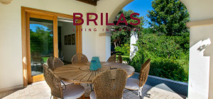 Elegante villa con piscina a Is Molas