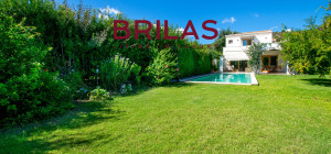 Elegante villa con piscina a Is Molas