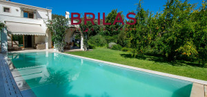 Elegante villa con piscina a Is Molas