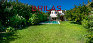 Elegante villa con piscina a Is Molas