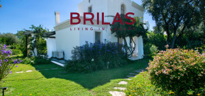 Elegante villa con piscina a Is Molas