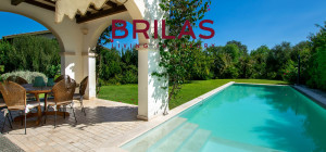 Elegante villa con piscina a Is Molas