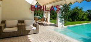 Elegante villa con piscina a Is Molas