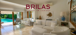 Elegante villa con piscina a Is Molas