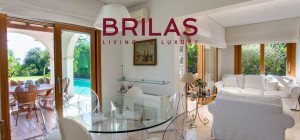 Elegante villa con piscina a Is Molas