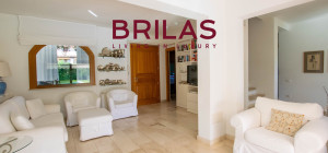 Elegante villa con piscina a Is Molas