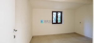 Renovated apartment 200 meters from the sea with a large private garden