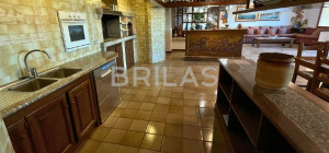 Tenuta di 16 ettari con villa, uliveto e vista mare