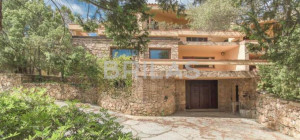 Tenuta di 16 ettari con villa, uliveto e vista mare