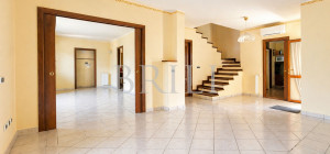 Villa bifamiliare con giardino