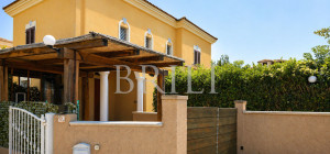Villa bifamiliare con giardino