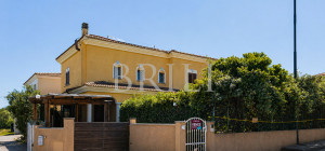 Villa bifamiliare con giardino