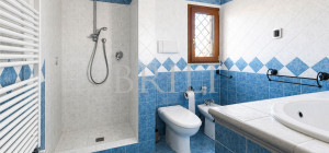 Villa bifamiliare con giardino