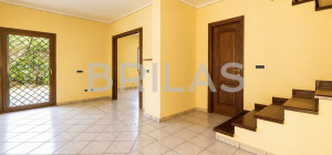Villa bifamiliare con giardino