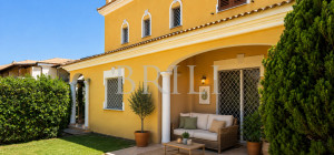 Semi-detached villa with private garden