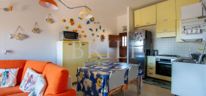 Trilocale panoramico con vista mare e piscina a Golfo di Marinella
