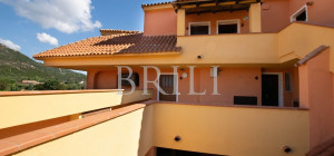 Trilocale panoramico con vista mare e piscina a Golfo di Marinella