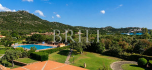 Trilocale panoramico con vista mare e piscina a Golfo di Marinella