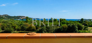Trilocale panoramico con vista mare e piscina a Golfo di Marinella