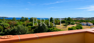 Trilocale panoramico con vista mare e piscina a Golfo di Marinella