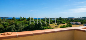 Trilocale panoramico con vista mare e piscina a Golfo di Marinella