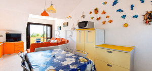 Trilocale panoramico con vista mare e piscina a Golfo di Marinella