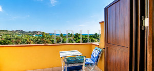 Trilocale panoramico con vista mare e piscina a Golfo di Marinella
