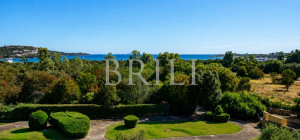 Trilocale panoramico con vista mare e piscina a Golfo di Marinella