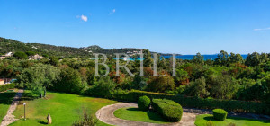 Trilocale panoramico con vista mare e piscina a Golfo di Marinella