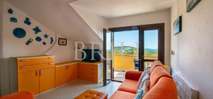 Trilocale panoramico con vista mare e piscina a Golfo di Marinella