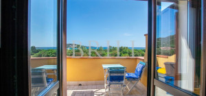 Trilocale panoramico con vista mare e piscina a Golfo di Marinella