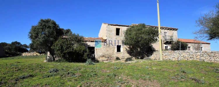 Rustic to renovate in 56 hectares land