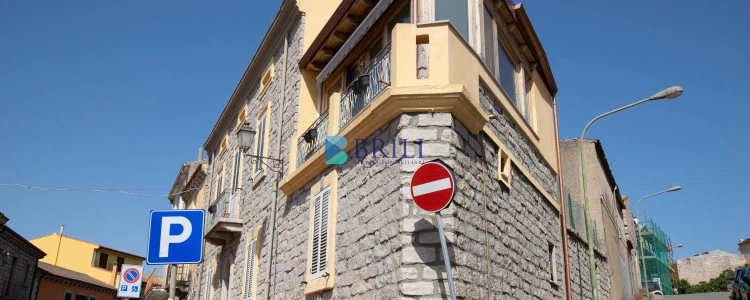 Large renovated apartment and adjacent rustic house to be renovated in Luras centre