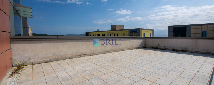 Luminoso ufficio con terrazzo