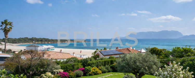 Villa Fronte Mare a Pittulongu (Olbia) - Ottima Posizione con Potenziale di Ristrutturazione