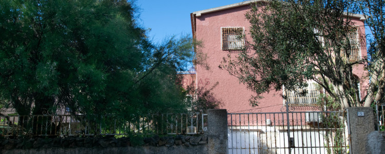 Golfo Aranci: Large villa to renovate between two beaches