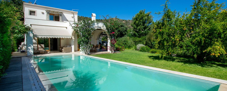 Elegante villa con piscina a Is Molas