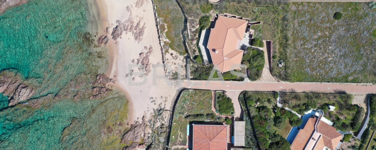 Villa di nuova costruzione a 50 metri dal mare con piscina e giardino